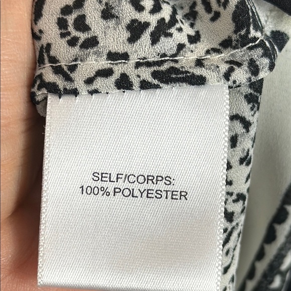 Rose & Olive Black and White Graphic Floral Boxy Blouse Size Large - Picture 8 of 12